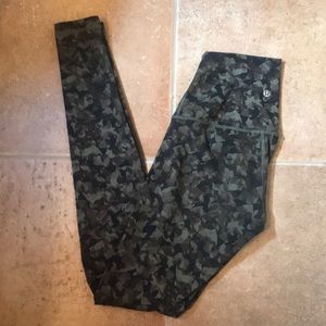 Lululemon Camo Hi-Rise Wunder Under Pants, Size 4